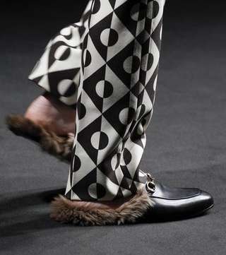 حذاء غوتشي الفرو باسلوب الـ Loafer المسطح من ابرز صيحات الموضة التي ميزت عام 2016