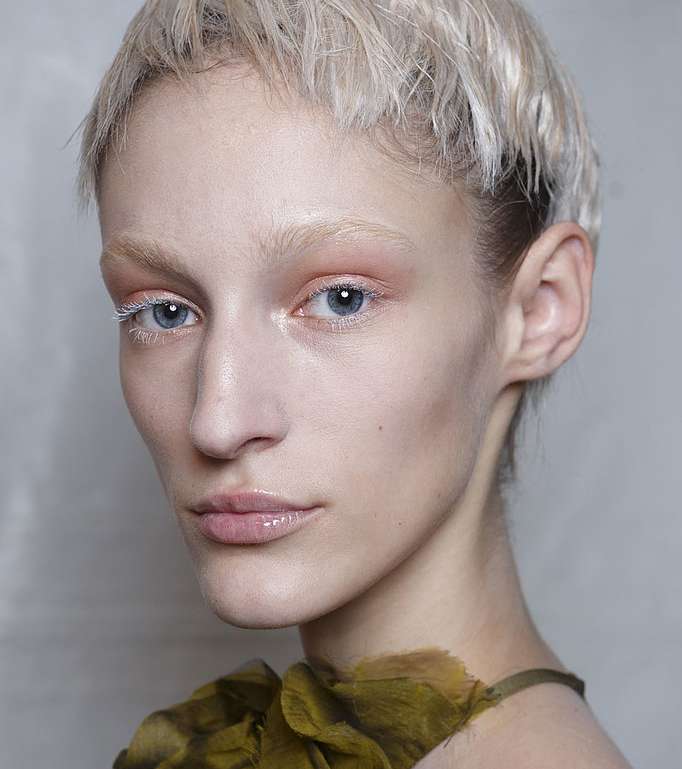الماسكارا البيضاء والشعر الأشقر المستعار مع Haider Ackermann