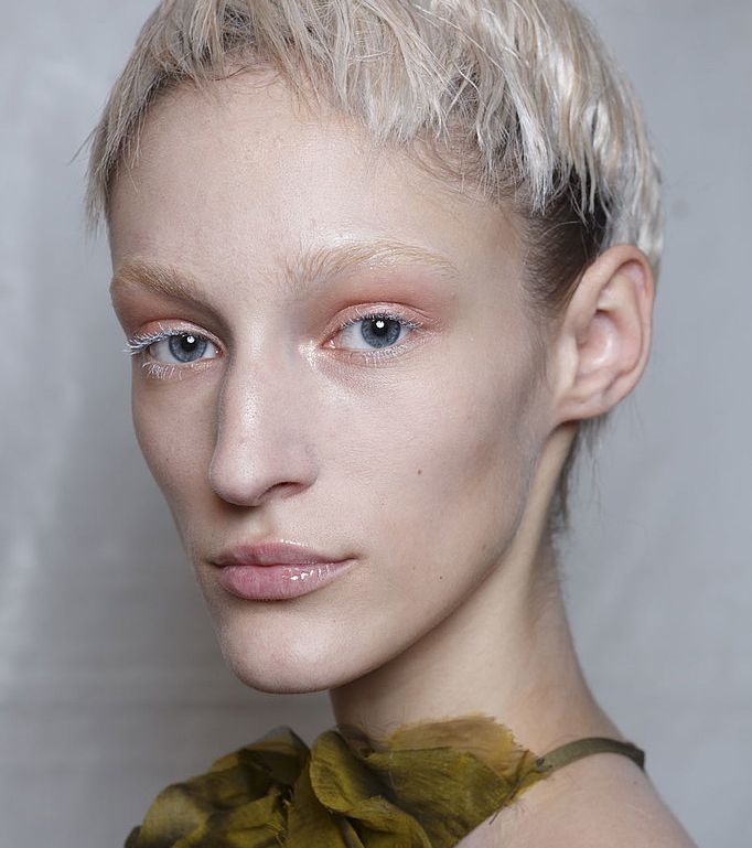 الماسكارا البيضاء والشعر الأشقر المستعار مع Haider Ackermann