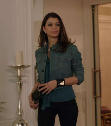 تألقي على طريقة الممثلة التركية سمر أو بيرين سات واختاري الأكسسوارات الملفتة