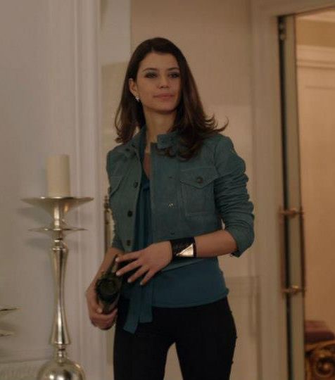 تألقي على طريقة الممثلة التركية سمر أو بيرين سات واختاري الأكسسوارات الملفتة