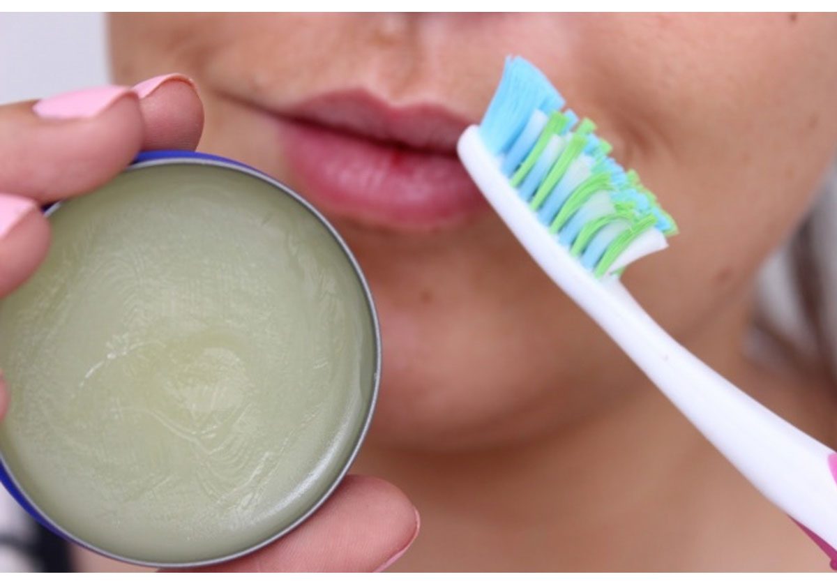 هل تعلمين أن فرشاة الاسنان تمنحك شفاهً كبيرة ومنتفخة في ثوانٍ؟