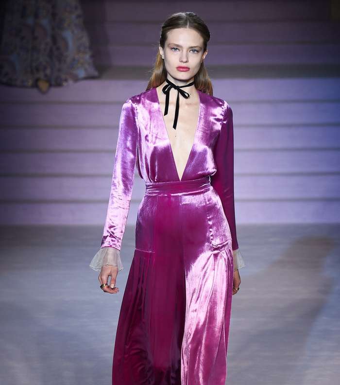 الجامبسوت المخملي بقصة السروال الواسع من تمبرلي لندن لشتاء 2018