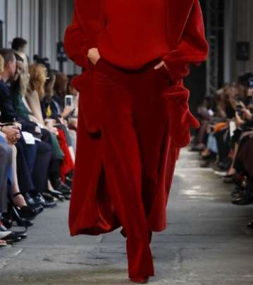 اطلالة كاملة باللون الاحمر مع المعطف الصوفي الاحمر الماكسي من ماكس مارا لشتاء 2018