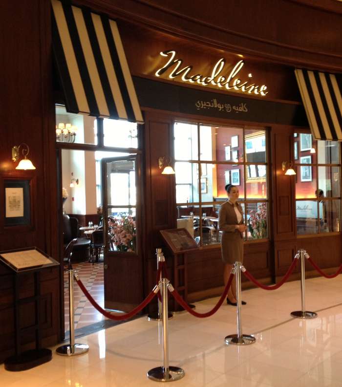 عشاء في مطعم مادلين في دبي على وقع نافورة دبي مول