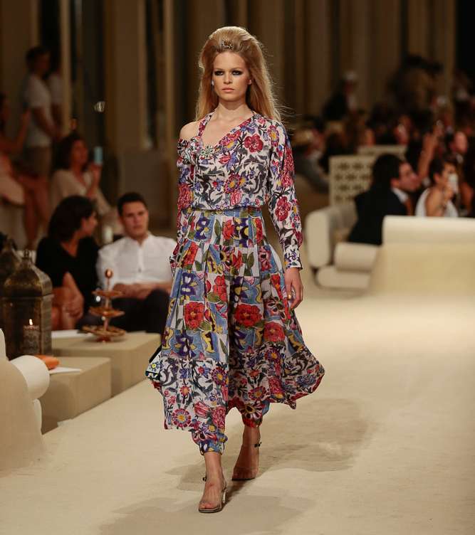 مزيج من أجمل الألوان والطبعات ميّزت مجموعة CHANEL Cruise 2015