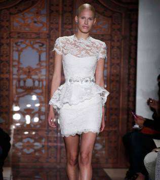 فستان دانتيل أبيض