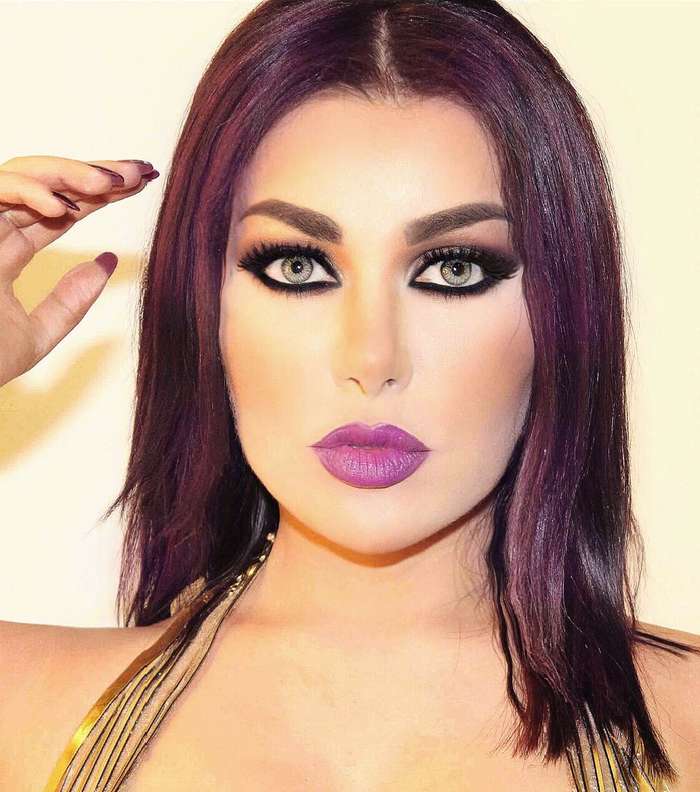 الشعر البنفسجي يزيّن إطلالتها هذا الموسم