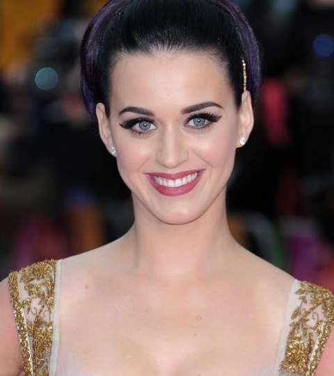 جرأتها في الماكياج تريح خبير تجميلها 