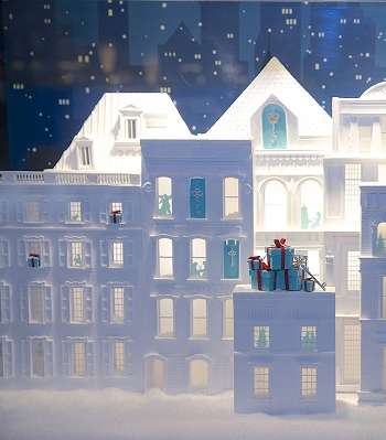 واجهة متاجر تيفاني بالأبيض والأزرق لاستقبال العيد