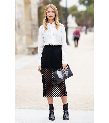 من صيحات الموضة هذا الموسم، القميص الأبيض فارتديه مع التنورة المشبّكة