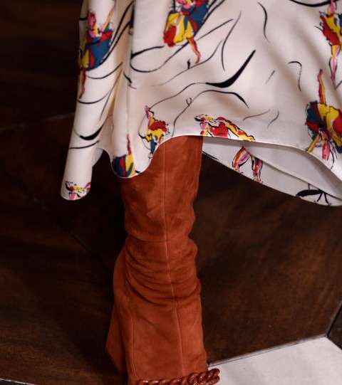 حذاء Tory Burch طويل الساق وبقماش السويدي وباسلوب مربع مع ضفائر من الامام لشتاء 2018