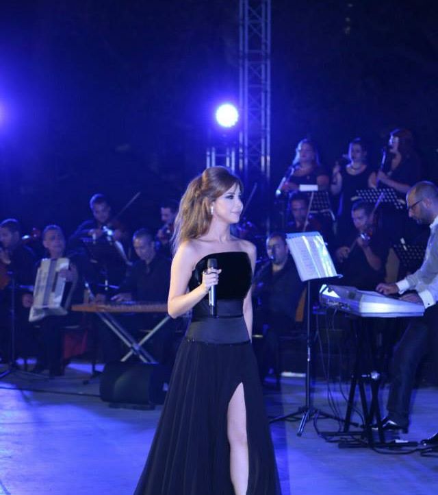 فستان أسود طويل مع فتحة جانبية