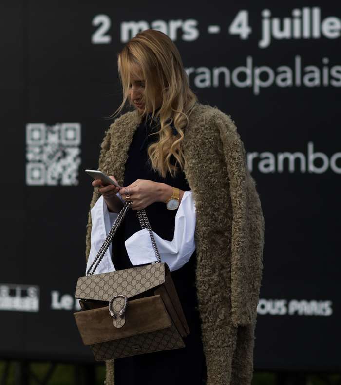 موضة معطف الفرو الماكسي مع حقيبة غوتشي المميزة من شوارع باريس