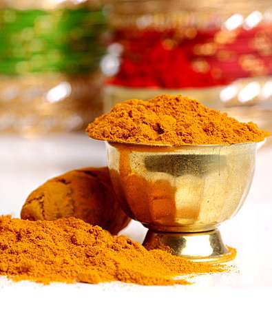 الكركم...علاجٌ مثالي لتعزيز وتوحيد لون البشرة 
