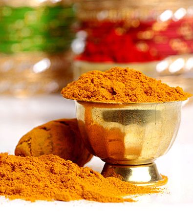 الكركم...علاجٌ مثالي لتعزيز وتوحيد لون البشرة
