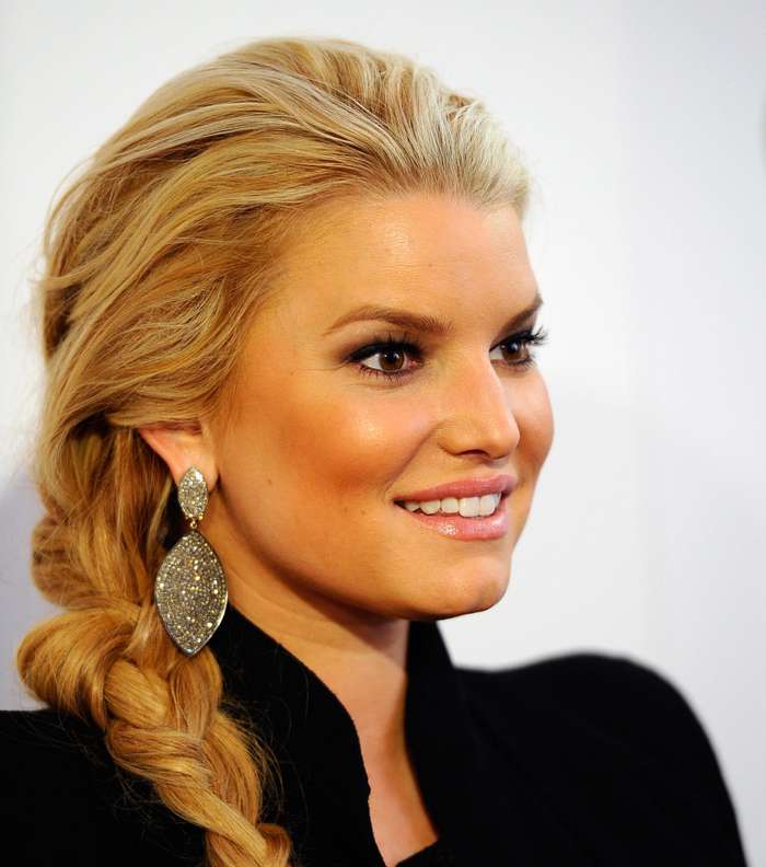 الضفيرة الجانبيّة من التسريحات الأنثويّة اللافتة 