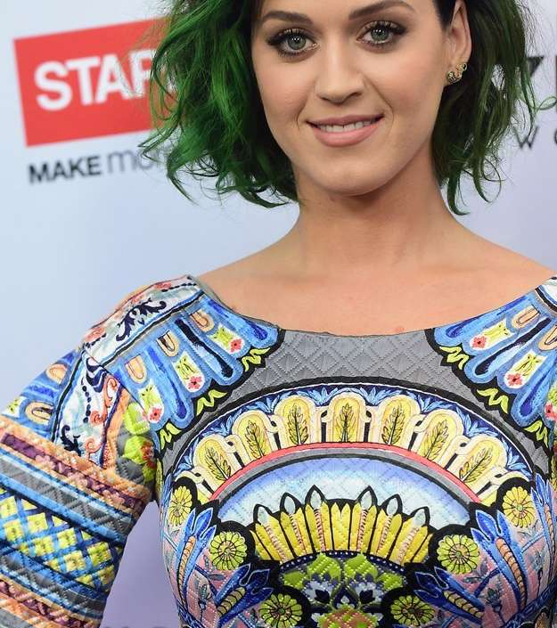 حتّى اللون الأخضر جرّبته على شعرها 