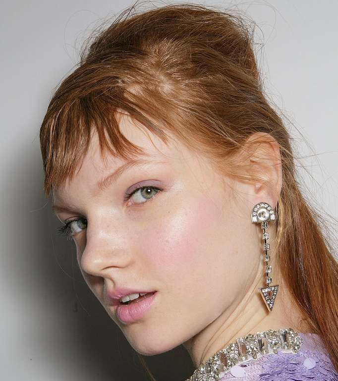 الزهري على وجه Holly Fulton