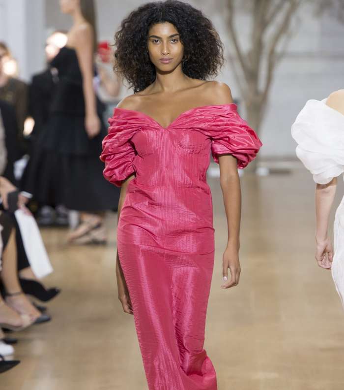 الفستان الكلاسيكي بقصة الاكمام المنسدلة على الاكتاف من اوسكار دي لا رانتا لصيف 2017