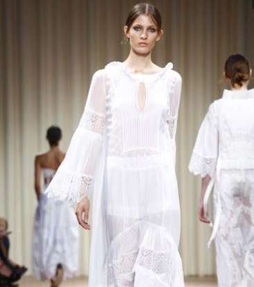 موضة فستان التول الابيض باسلوب البوهو من البيرتا فيريتي لصيف 2017