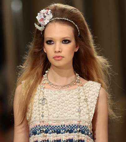 صور لوكات شعر ومكياج شانيل في عرض chanel cruise 2015 في دبي 