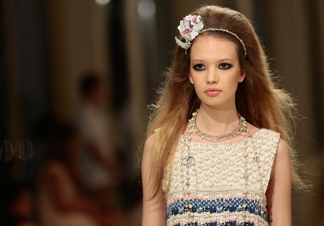 صور لوكات شعر ومكياج شانيل في عرض chanel cruise 2015 في دبي