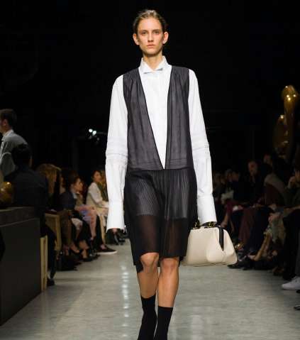 الفستان بقصة القميص الكلاسيكي وفوقه فستان من التول الشفاف من Burberry لشتاء 2018