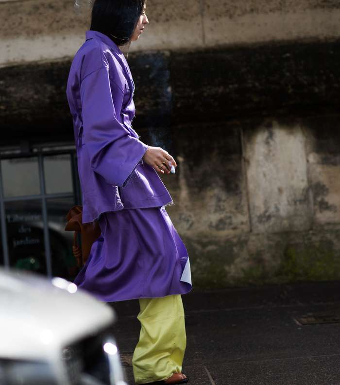 إطلالة فضفاضة بموضة الستان الملون في شوارع باريس في اليوم الثالث من أسبوع الموضة