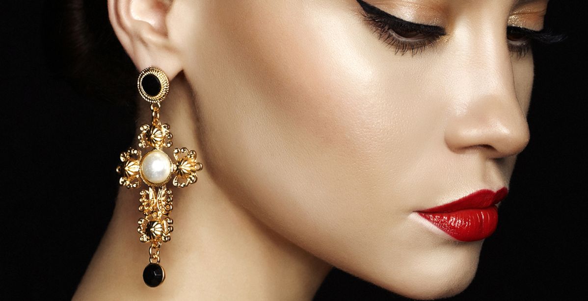 حيل مكياج لإخفاء التجويف تحت العين واستعادة الإشراق