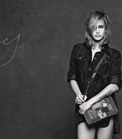 النجمة alice Dellal تصور اعلان حقيبة بوي من CHANEL