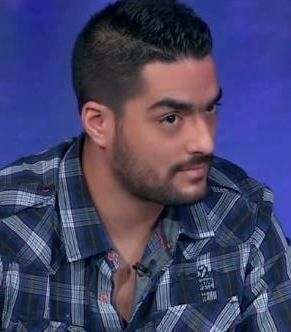 من القطع التي تلفت المرأة في خزانة الرجل والتي تحبّ أن تراه يرتديها، القميص المقطّع