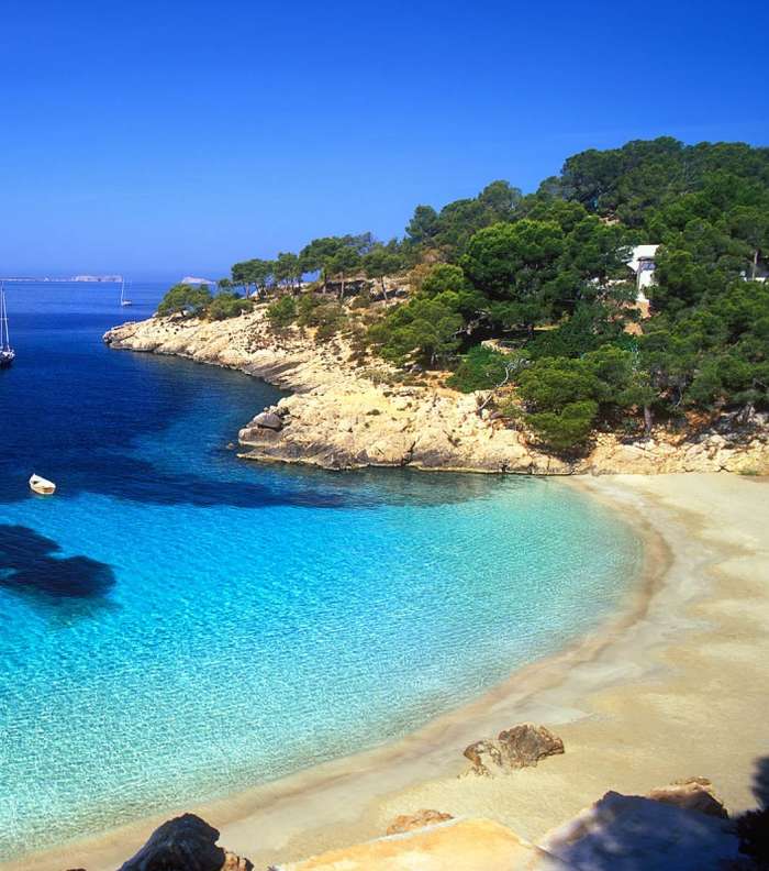 شواطئ بلايا كالا سالادا في ايبيزا