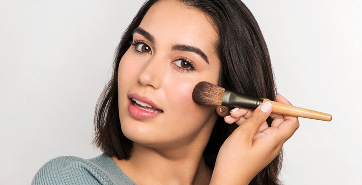 خطوات مكياج أساسية للعودة الى العمل بعد حجر منزلي طويل