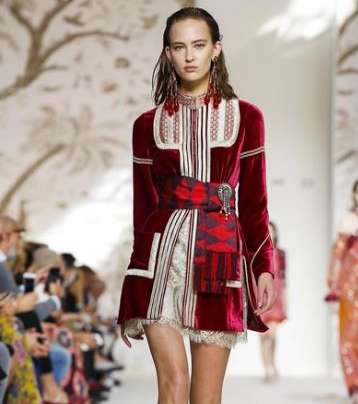 السترة المخملية والمطرزة مع حزام الـ Obi من Etro