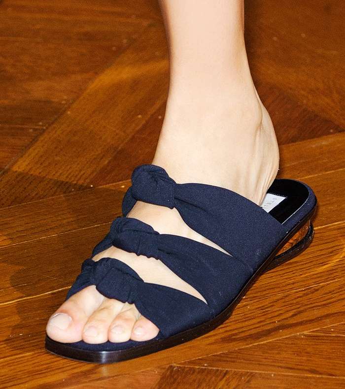 من الاحذية التي نتوقع ان تبرز في صيف 2015، حذاء ستيلا ماكارتني المسطح