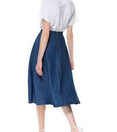 من زارا، اختاري تنورة الجينز بالقصّة الواسعة المتوسطة الطول