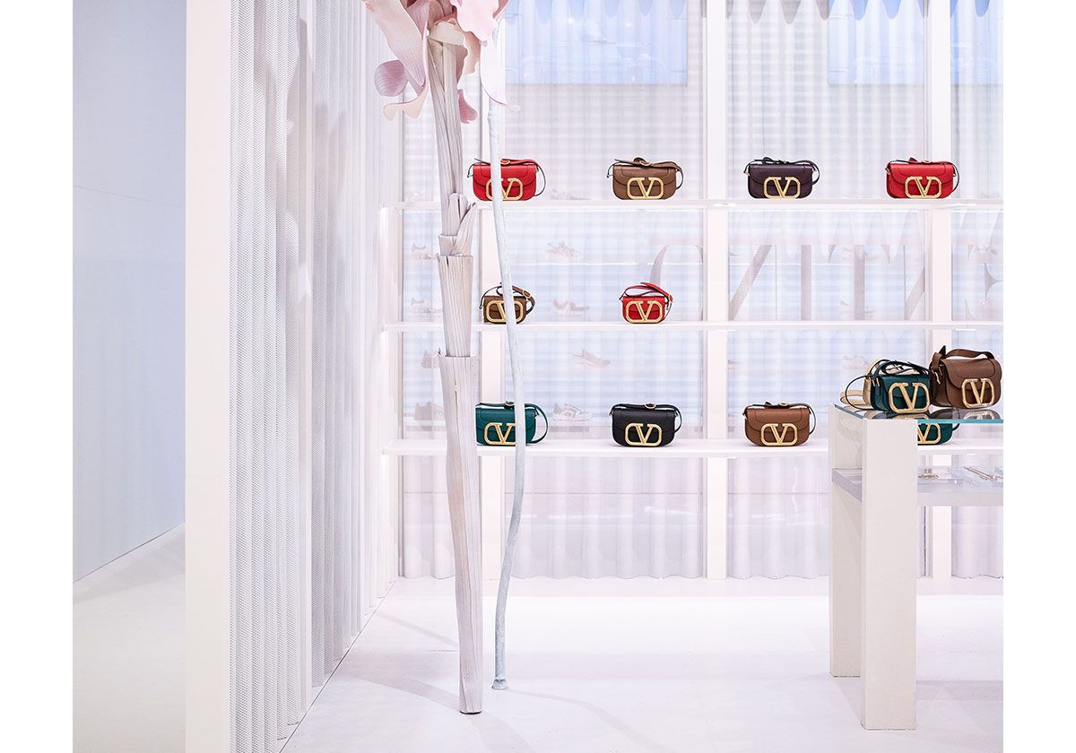تصاميم رائعة في متجر Valentino المؤقت في دبي مول