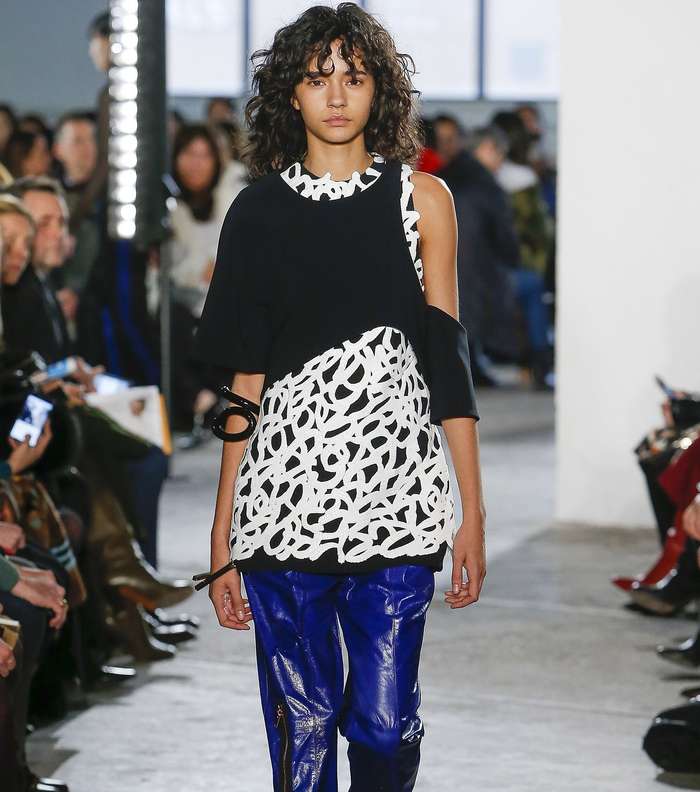 التوب بقصة الـ Cut Out وبطبقتين من القماش من Proenza schouler لشتاء 2018
