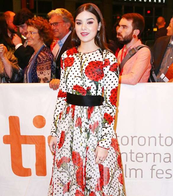 Hailee Steinfeld تتألق في مهرجان تورونتو السينمائي