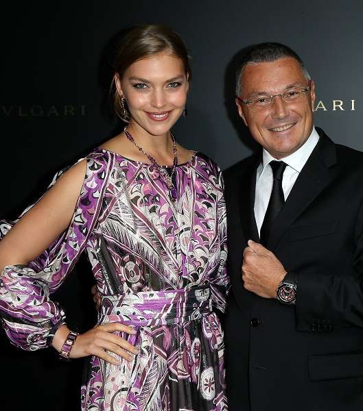 إطلالة مميّزة للعارضة أريزونا ميوز في حفل Bulgari في باريس