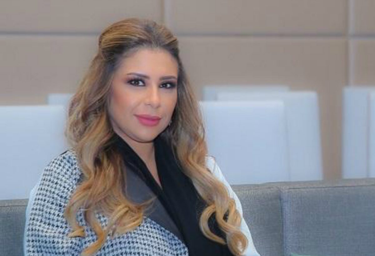 الإعلامية سارة دندراوي خلال حفل يوم المرأة الإماراتية بالرياض 