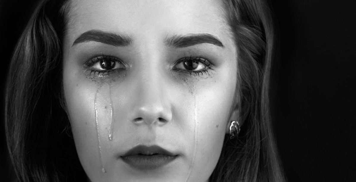 شعور الزوج عند بكاء زوجته بحسب شخصيته