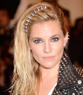 سيينا ميلر تختار الاكسسوار الجانبي على شكل مسامير في حفل غالا 2013