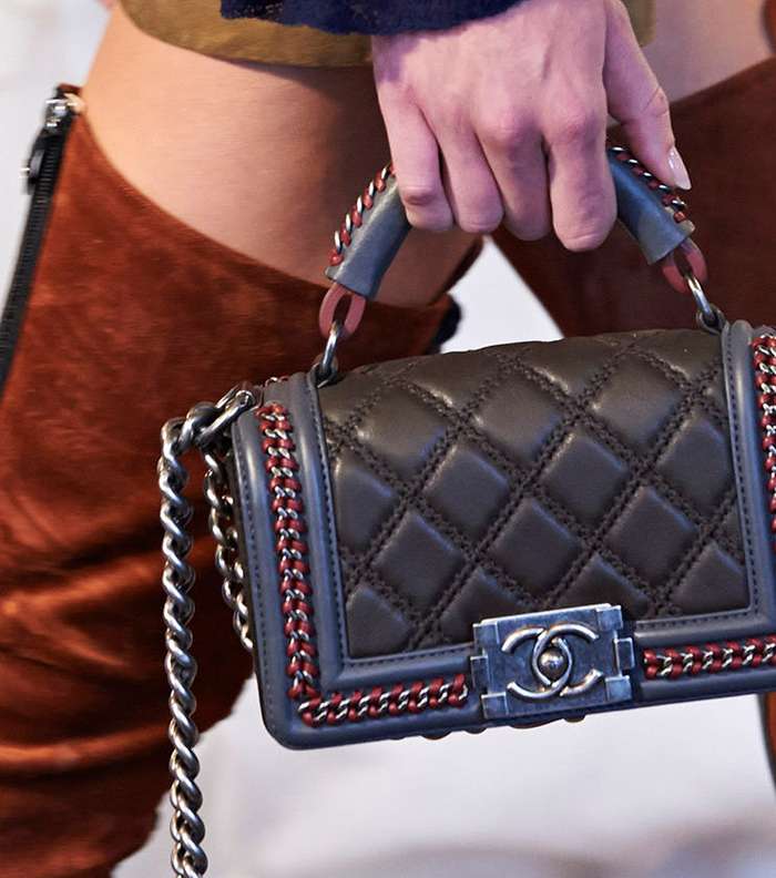 اكتشفي موديل حقيبة بوي من CHANEL من مجموعة Metiers D'art 2015
