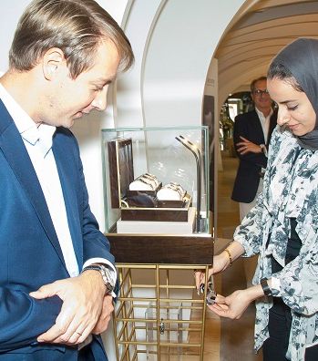 الضيوف يجرّبون فتح علبة الساعات للفوز بها