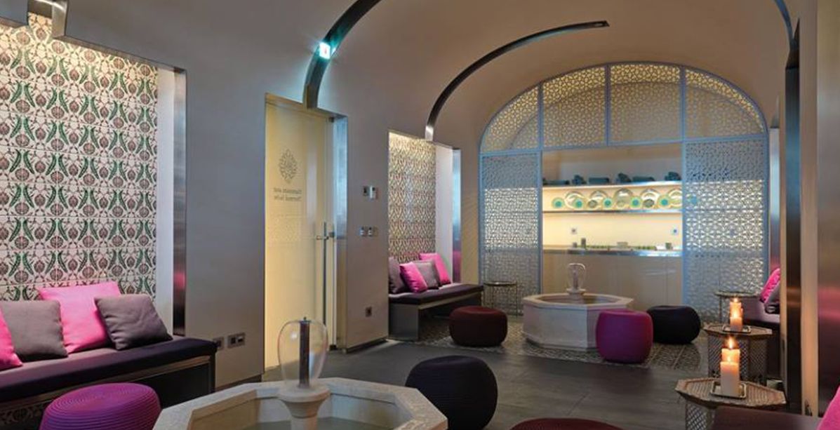 ياسمينة تشاهد غروب الشمس في فندق L'Espace Al Bustan