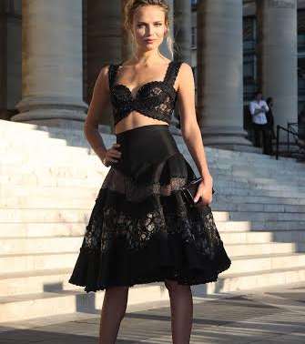 إكتشفي إطلالة عارضة الأزياء الشهيرة  Natasha Poly خلال عرض فيرساتشي لمجموعة الأزياء الراقية لشتاء 2015-2016