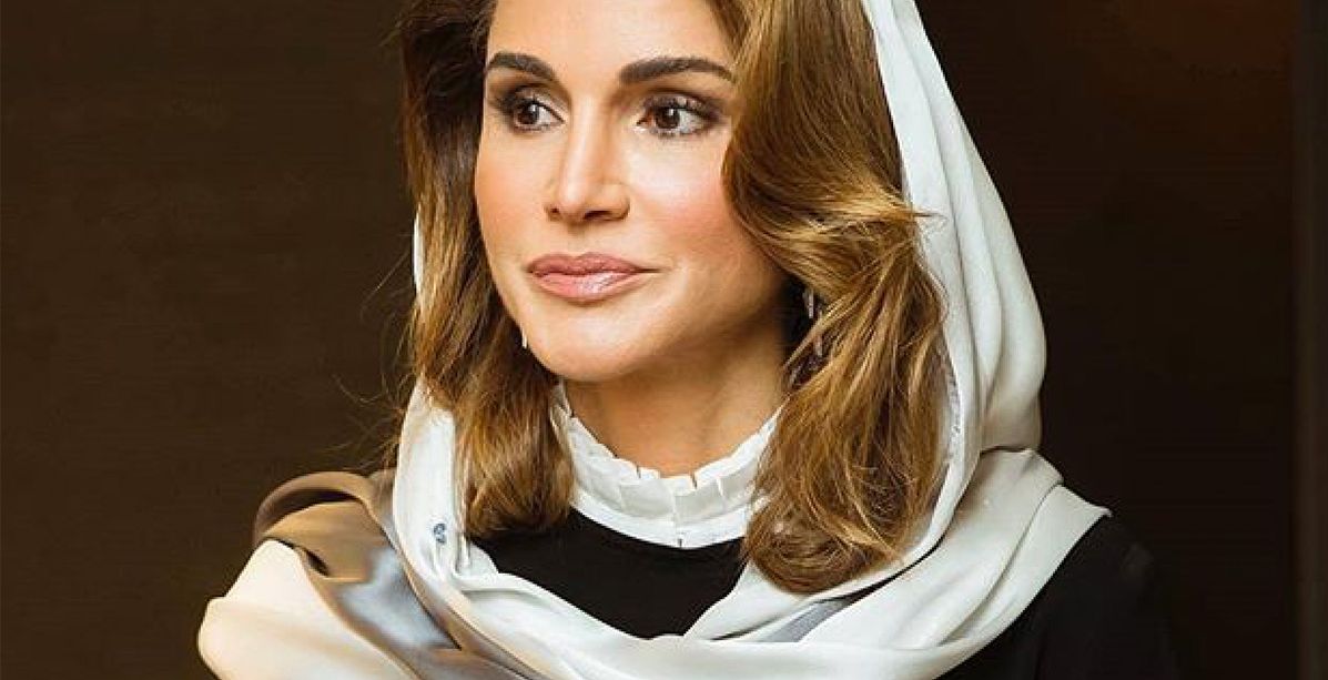الملكة رانيا تطل مؤخرا بلوك موقع من مصمم لبناني عالمي