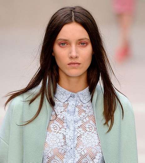 ظلال العيون الملوّنة أحاطت بعيون Burberry 